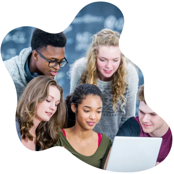 Un gruppo di studenti guarda lo schermo di un computer