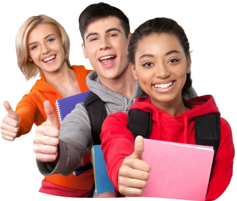 Tre studenti sorridenti con quaderni e zaini