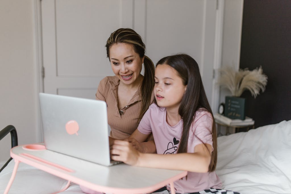 Una madre e sua figlia studiano insieme al computer